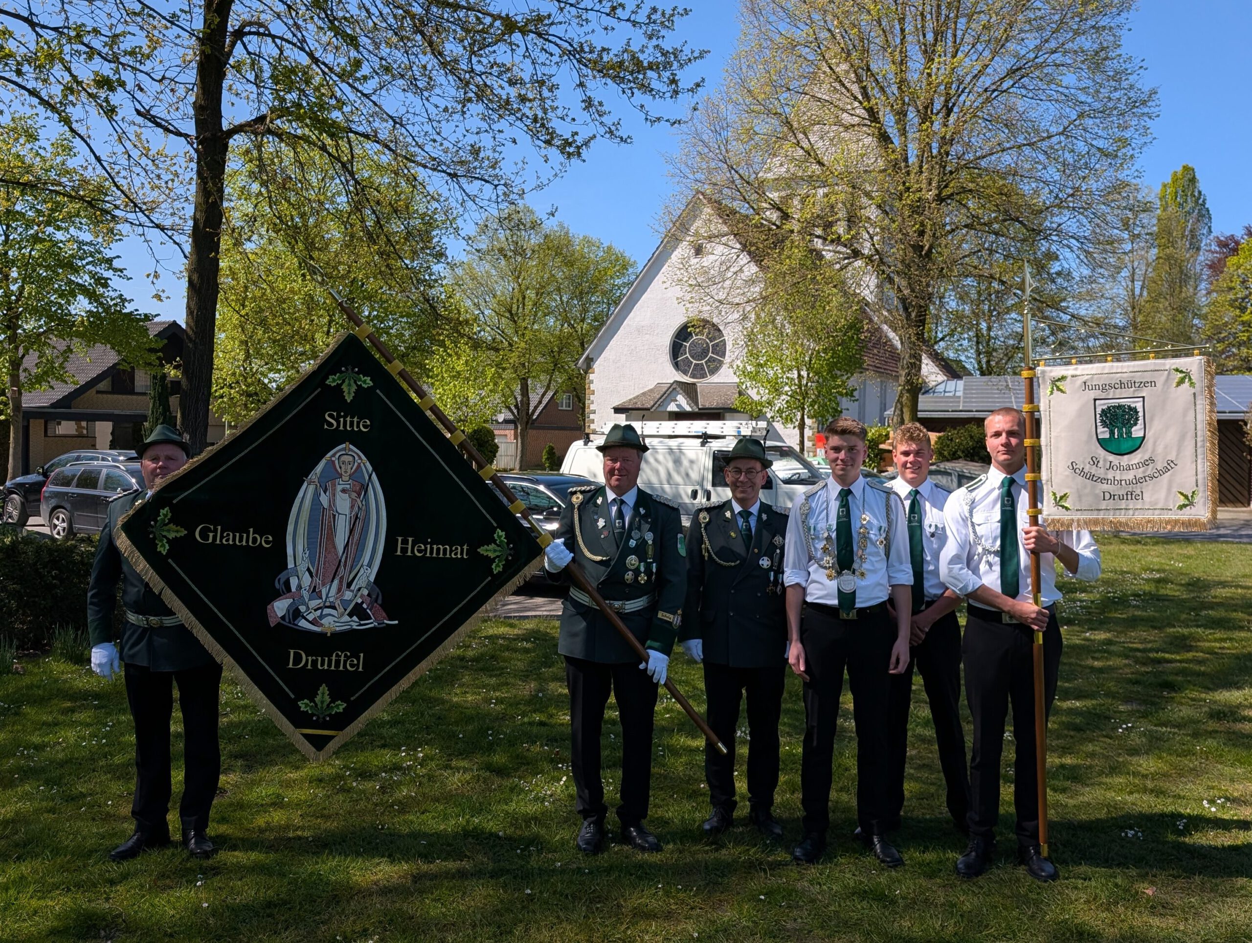 Neue Schützenfahne und Jungschützenstandarte Gruppenbild