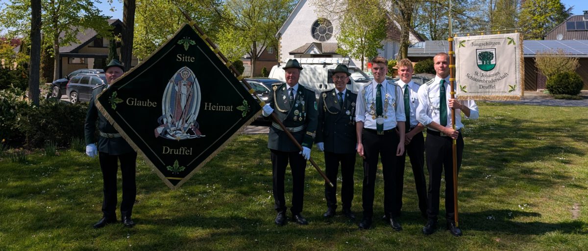 Neue Schützenfahne und Jungschützenstandarte Gruppenbild