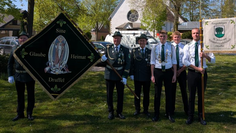 Neue Schützenfahne und Jungschützenstandarte Gruppenbild