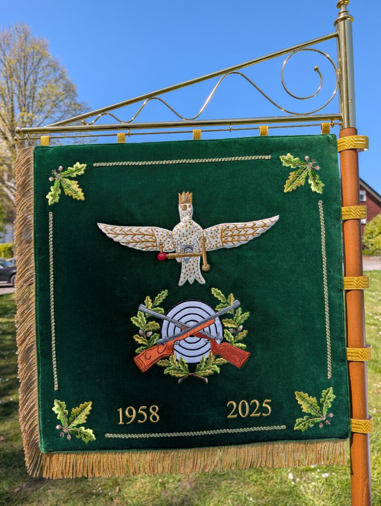 Die Rückseite der neuen Jungschützenstandarte zeigt den Jungschützenvogel