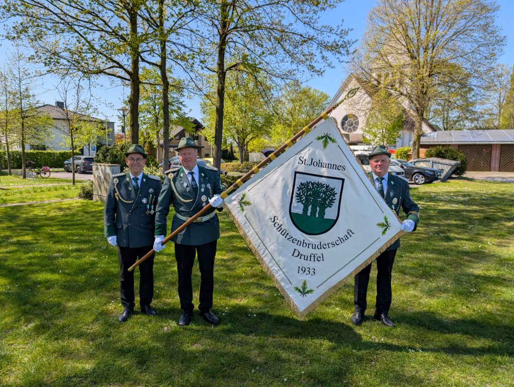 Die Vorderseite der Schützenfahne zeigt das Wappen der Bruderschaft